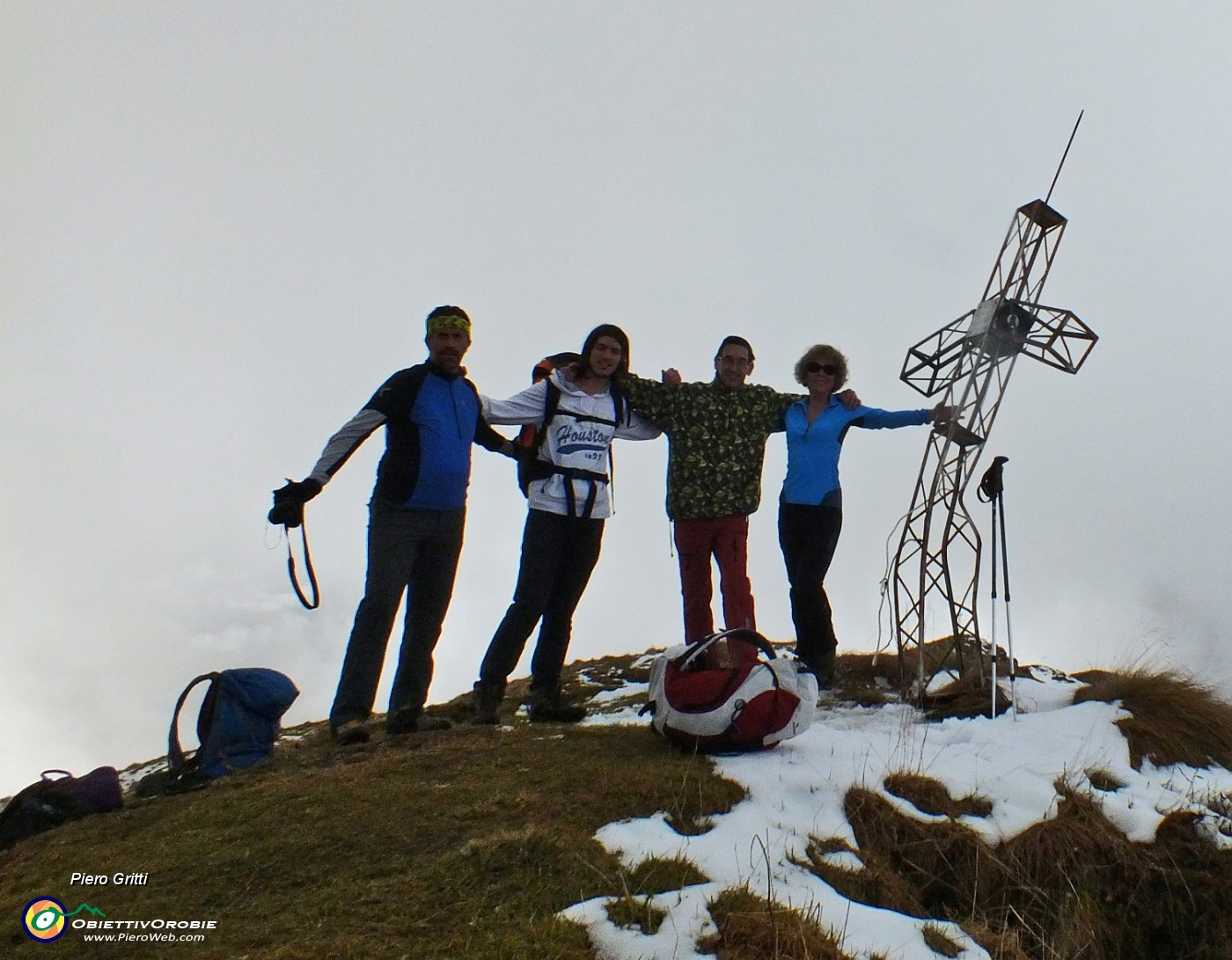 54 Alla croce di vetta del Sasna (2228 m).JPG